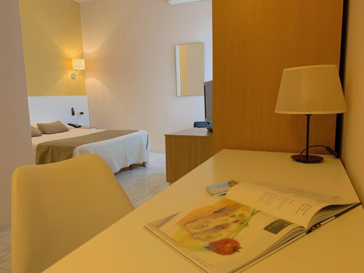 Hotel Restaurant Llansola Sant Carlos de la Ràpita 外观 照片