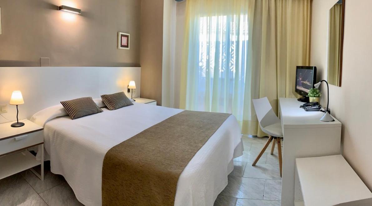 Hotel Restaurant Llansola Sant Carlos de la Ràpita 外观 照片