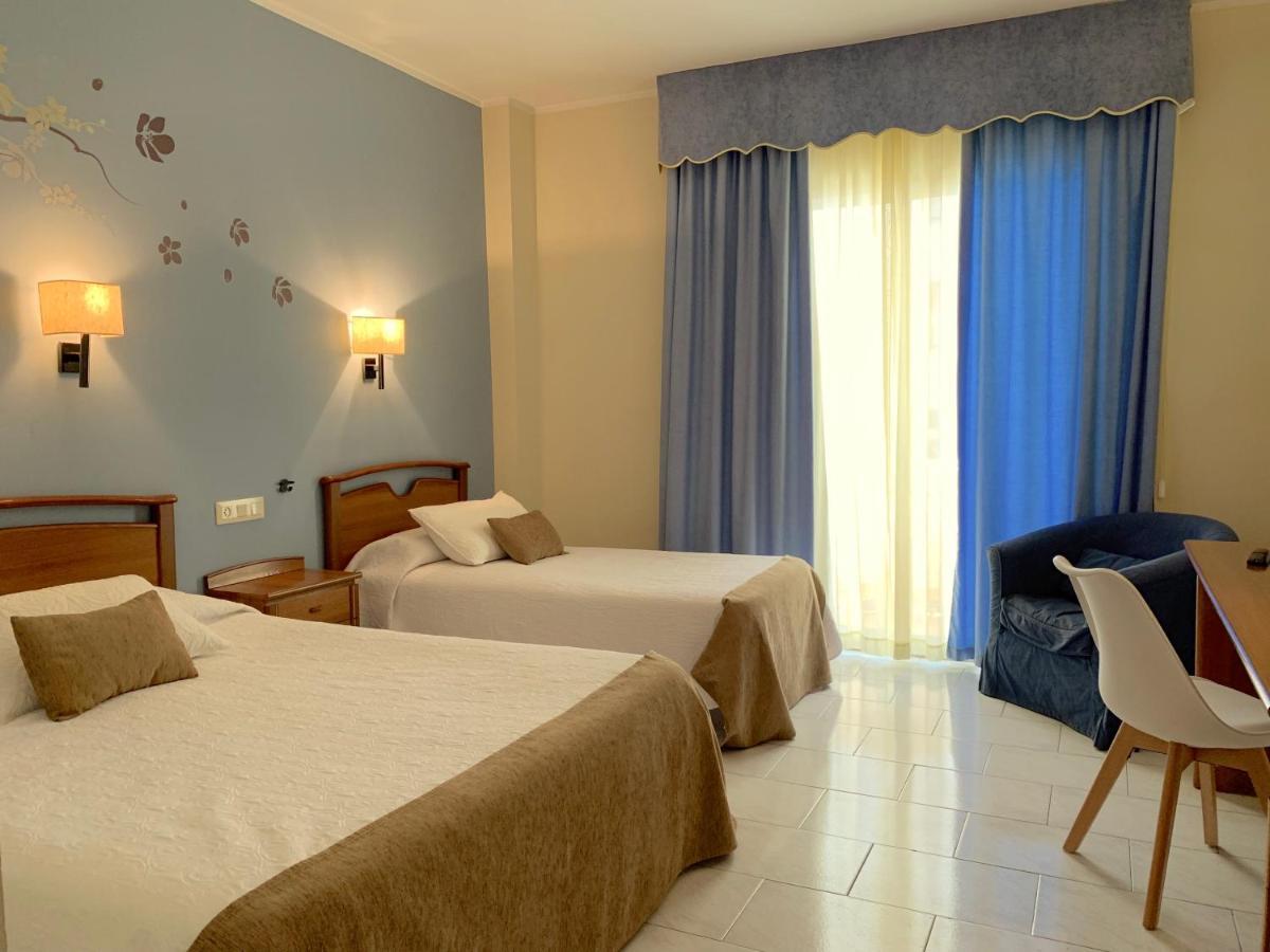 Hotel Restaurant Llansola Sant Carlos de la Ràpita 外观 照片